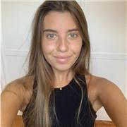 Una chica con aptitudes profesionales y cualificadas para enseñar a niños con necesidad de ayuda. Soy buena enseñando.