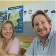 Artista con capacidad para enseñar pintura técnica abstracta y puntillismo