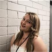 Chica graduada de un ciclo superior de administración y finanzas ,que desea ayudar a los más pequeños a hacer sus deberes