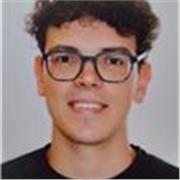 Profesor joven de primaria con ganas de enseñar