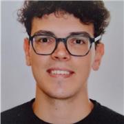 Profesor joven de primaria con ganas de enseñar