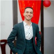 Insegno la lingua inglese da più di 3 anni, sono un insegnante certificato. Mi sono laureato dalla facoltà delle lingu