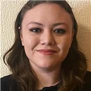 Hat einen Abschluss als Juristin an der Universität und begeistert sich für Sprachen.