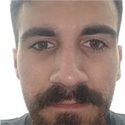 Estudiante de profesorado de economía que da clases de economía para estudiantes de secundaria