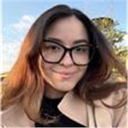 Profesora de música que imparte clases de manera presencial o remota. 