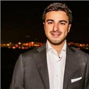 Avvocato impartisce lezioni di diritto per studenti liceali o universitari