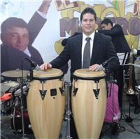 Músico percusionista profesor de congas bongos timbales y batería