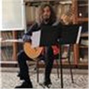 DIplomato al triennio di primo livello del Conservatorio impartisce lezioni di chitarra