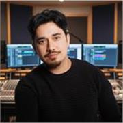 Licenciado en Teoría de la Música imparte clases funcionales de piano y harmonía. 