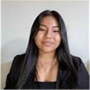 Profesora de matemáticas imparte clases a niños de primaria