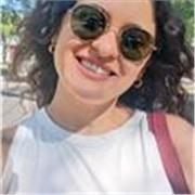 Profesora de ingles imparte clases a niños, adolescentes y adultos