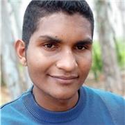 Profesor que imparte clases de español a personas de todas las edades