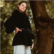 Ragazza offre aiuto per studiare e comprendere l'inglese