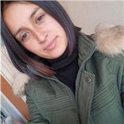 La maestra imparte clases a niños de segundo a quinto