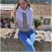 Profesora de inglés imparte clases a niños y adultos con nivel básico