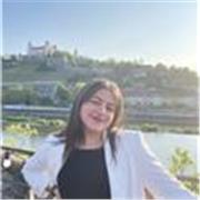 Soy filóloga de hispánicas, llevo enseñando español como lengua extranjera unos 10 años aproximadamente. 