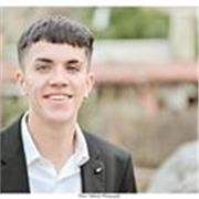 persona ejemplar que le encantan los niños y hacerlos reír