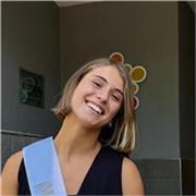 Psicóloga recién graduada con prácticas realizadas en contextos escolares con niños de primaria