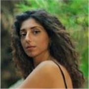 Laureata in lingue straniere e marketing