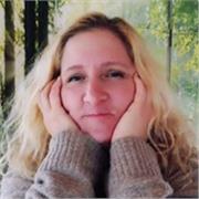 Ich bin Anne, Ergotherapeutin und Stressregulations Trainerin und helfe dir, aus Stress in entspanntes Lernen zurückzufinden.