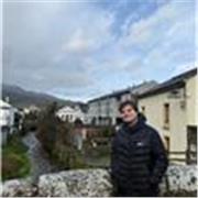 Profesor de Biología imparte clases a estudiantes de nivel primario y secundario