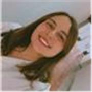 Profesora de apoyo escolar en clases para niños de forma virtual