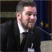 Studente di giurisprudenza impartisce lezioni di diritto, italiano e storia