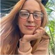 Poeta ganadora del premio Gloria Fuertes de poesía Joven, España. 