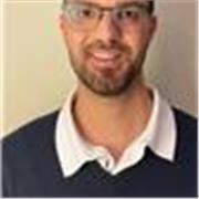 Piscólogo, acabando el máster habilitante de Psicología, y con experiencia real en este ámbito.