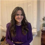 Chica joven da clases de lengua y literatura