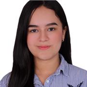 Profesora de biologia que imparte clases a niños y jovenes de bachillerato