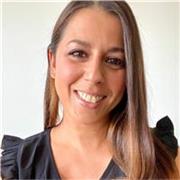 Profesora básica especilista en NEE realiza clases de apoyo y refuerzo pedagógico