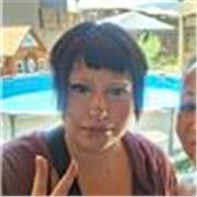 estudiante universitario ofreciendo clases a niños de basica