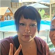 estudiante universitario ofreciendo clases a niños de basica