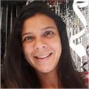 Profesora de contabilidad imparte clase a niños de todas las edades