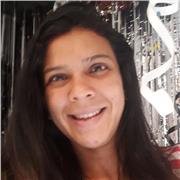 Profesora de contabilidad imparte clase a niños de todas las edades