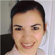 Insegnante aiuto compiti per bambini delle scuole elementari e medie