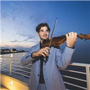 Laureato con il massimo dei voti in violino al Biennio Accademico del Conservatorio G. Rossini di Pesaro e al Biennio Accademico d