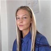 Soy Ulana Kejzerko, soy una hablante nativa de inglés con raíces ucranianas y soy una diseñadora de moda de 24 años y profesora de Arte Inglés que vive en Barcelona. Nací y crecí en Inglaterra toda mi vida y me mudé a Barcelona en 2020. Tengo más de 2 año