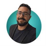 Professor de Ciências Humanas com Mestrado em Educação e experiência em escolas públicas e EAD