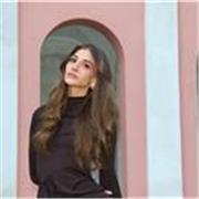 Empática, responsable y divertida. Conecto muy bien  y me adapto a sus necesidades para que aprendan de forma amena y efectiva.