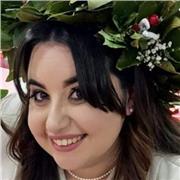 Insegnante di scuola primaria, laureata in scienze della formazione primaria insegna a Italiani e stranieri tutte le discipline elementari