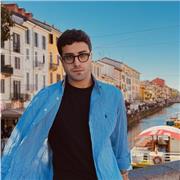 Laureato alla magistrale in musica elettronica e chitarrista