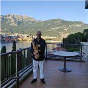 Sassofonista professionale, impartisce lezioni di teoria solfeggio e sassofono