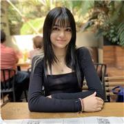 Bachiller graduada con excelentes notas y estudiante de inglés que da clases a niños de todas las edades