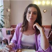 sono Sara e ho 25 anni. Ho una laurea in economia e quest'anno mi laureo in Psicologia. Sono disponibile sia in presenza che online. Ai ragazzi con cui faccio ripetizioni, durante le lezioni online qualora dovesse esserci la necessità, faccio usare Google