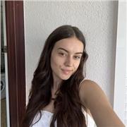¡Hola! Me llamo Irati y soy una estudiante de 21 años apasionada por la Educación Primaria. Gracias a mis estudios y aprendizajes, me gastaría crear un aula que se sintiera como un espacio donde exploramos juntos y nos ayudáramos entre nosotros las maravi