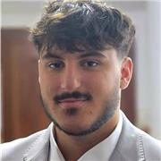 Profesor de ESO con total disponibilidad, apasionado por la educación y dispuesto a enseñar a los alumnos.