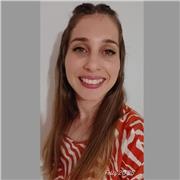 Profesora de Contabilidad imparte clases a estudiantes universitarios