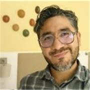 Maestro de español, con experiencia en lenguaje, comunicación y periodismo de negocios